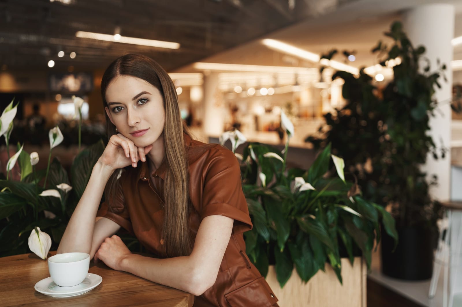 Balcão da Aroma Minimal com máquina de espresso e xícaras alinhadas