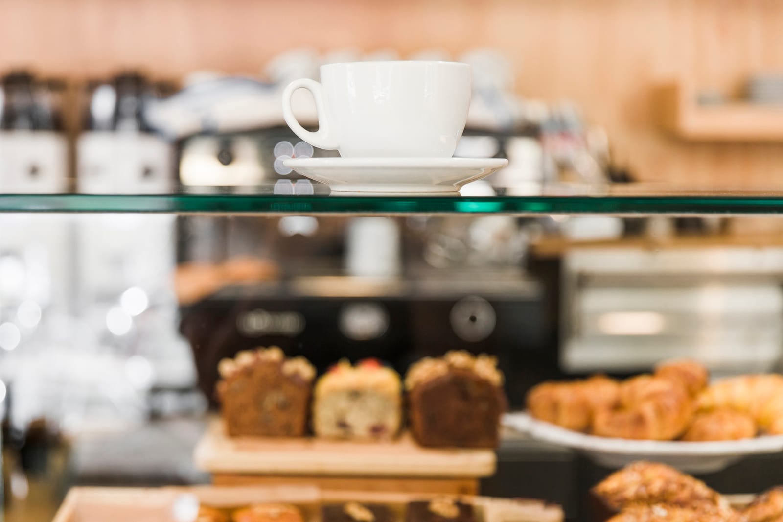 Pessoa trabalhando com notebook em mesa de café, ambiente calmo